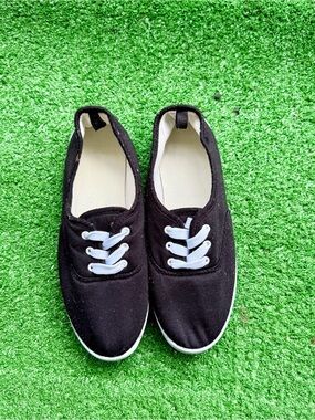 Classic Black Canvas Low-Top Lace-Up Sneakers US Women's 7